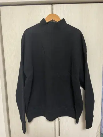 이스트 파 이스트 블랙 맨투맨 모크넥