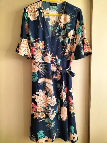 걸스 온 필름의 카슈쿨 원피스