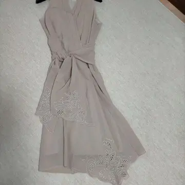 자수 장식 베이지 슬리브리스 원피스