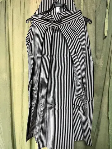 스트라이프 패턴 하카마 화이트와 블랙 말 타기 남자 춤용