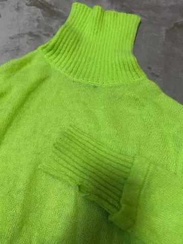 와이쓰리 형광 니트 스웨터 터틀넥