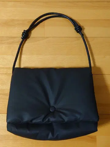 THROW 슬로우 패딩 숄더백 블랙