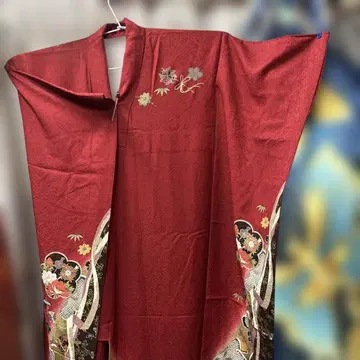 빨간색 꽃무늬 후리소데 기모노