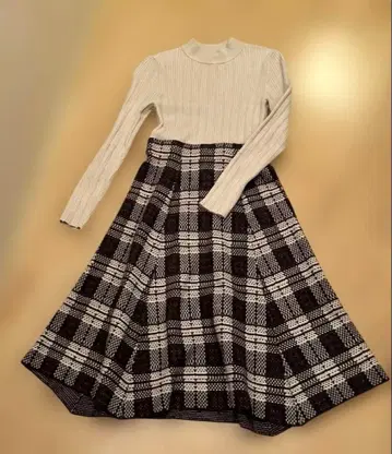 무릎 기장 니트 원피스