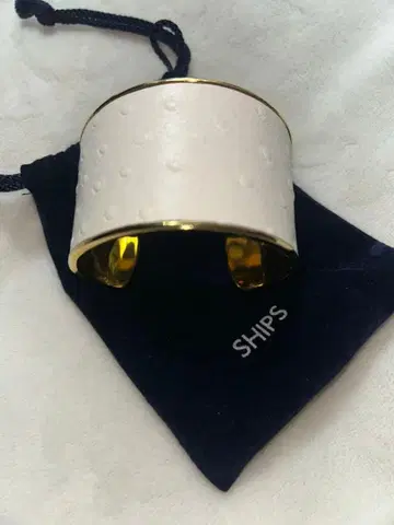 화이트 가죽 뱅글 골드