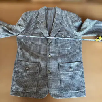 그레이 계열 체크 무늬 테일러드 자켓