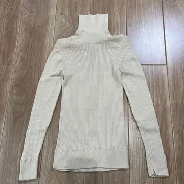 팔라스 팰리스 크림색 리브 터틀넥