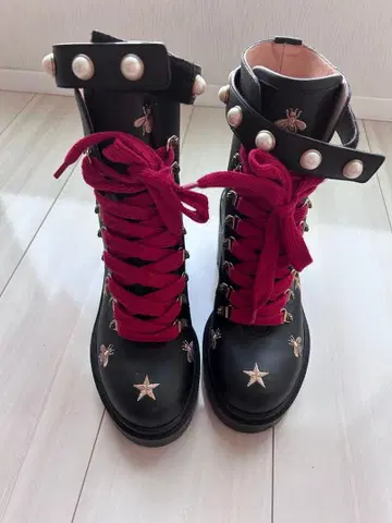 블랙 하이컷 부츠 별과 벌 자수