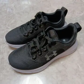 정말 예뻐요 한 번만 사용한 Under Armour 블랙 러닝화
