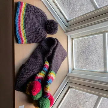 다크 그레이 니트 모자와 스카프 세트