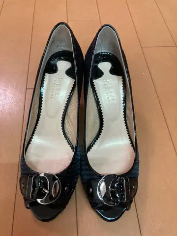 Pitti 블랙 오픈토 펌프스