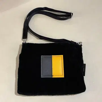 이치 ITTI 보아 무스탕 사코슈 숄더백 블랙