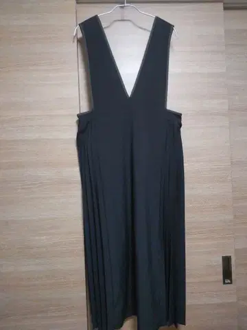 그레디 브릴리언트 사이드 플리츠 원피스 블랙