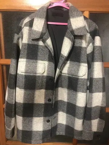 그레이와 화이트 체크 무늬 자켓