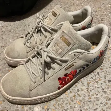 PUMA 스웨이드 꽃무늬 자수 스니커즈