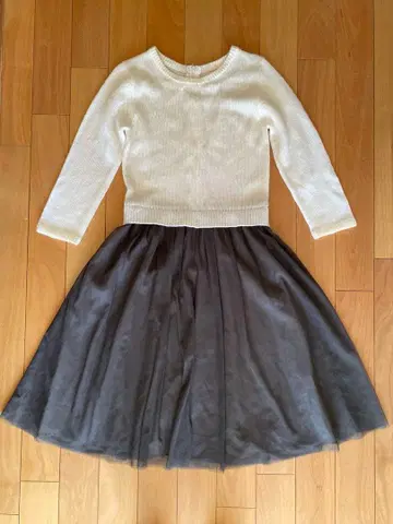 화이트 니트와 그레이 튤 원피스