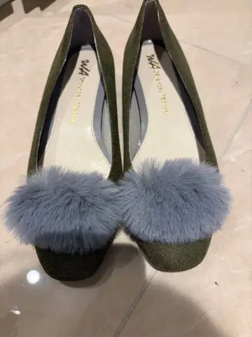 올리브 그린 플랫 펌프스 그레이 퍼 포함