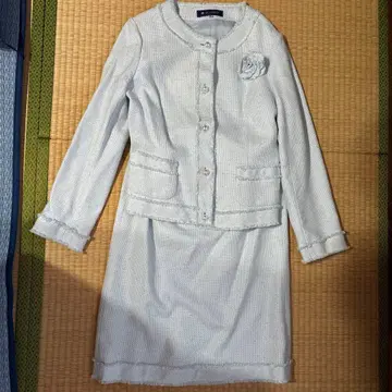 새상품급 엠즈 그레이시 스커트 수트 노카라 트위드 펄 버튼 40