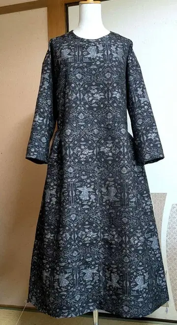 블랙 계열 꽃무늬 긴팔 A라인 롱 원피스