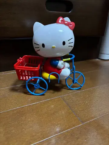 헬로키티 자전거 피규어 바스켓 포함 저금통