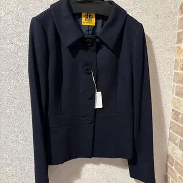 네이비 버튼 포함 자켓과 스커트 세트