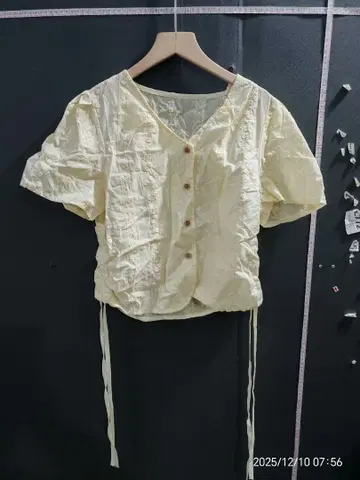 [ 특가 ] 옅은 옐로우 컬러 반팔 블라우스