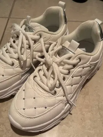 화이트 퀼팅 스니커즈