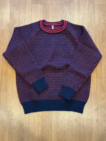 Freada 네이비와 레드 니트 스웨터