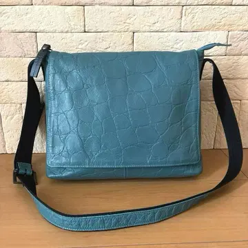 [새상품급] 천연 가죽 악어 엠보싱 메신저 숄더백