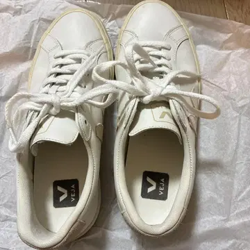 VEJA 화이트 스니커즈