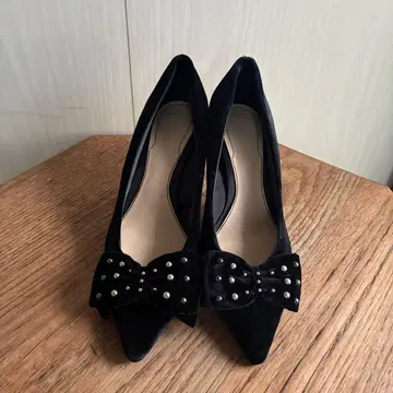 ZARA 벨벳 스터드 리본 펌프스