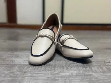 아이보리 로퍼 타입 플랫슈즈
