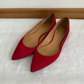 빨간색 스웨이드 스틸레토 펌프스