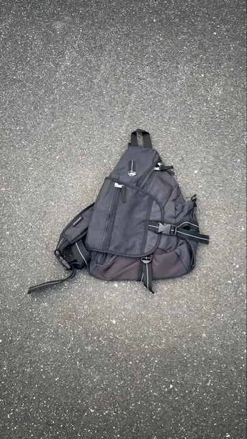 00s black nylon teck shoulder bag
