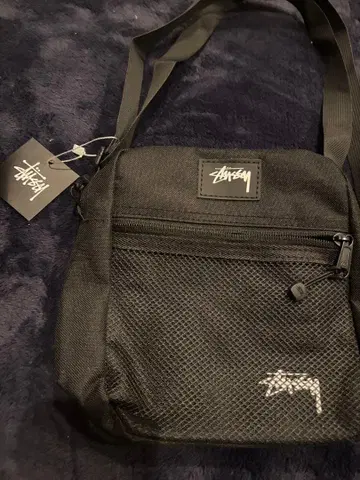 블랙 숄더백 메쉬 포켓 부착