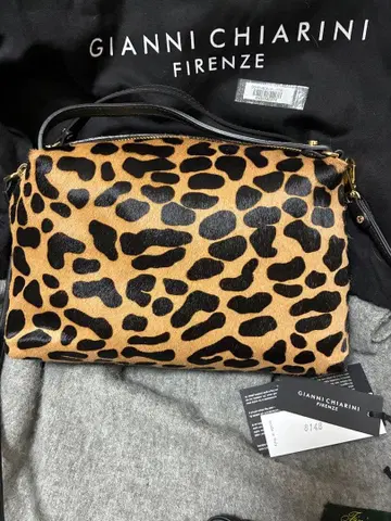 새상품급 GIANNI CHIARINI 레오파드 무늬 퍼 숄더백
