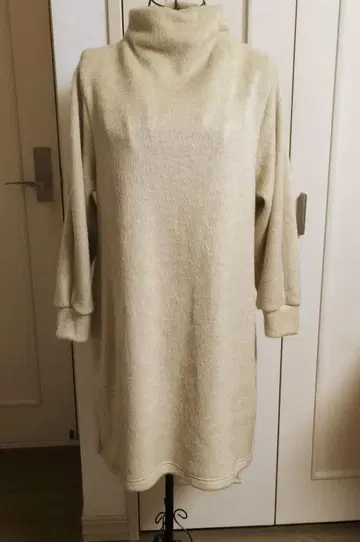 보아 크림색 터틀넥 니트 원피스 핸드메이드
