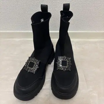 장식 포함 블랙 니트 숏부츠