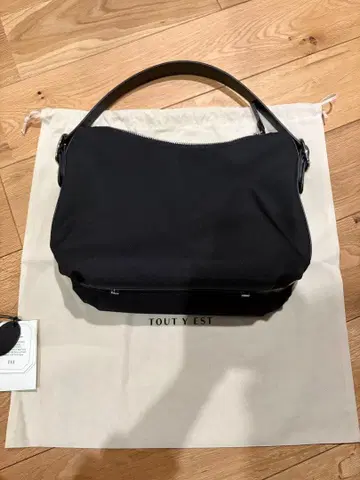 TOUT Y EST 블랙 숄더백 스몰