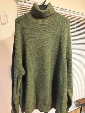 MAISON SPECIAL 올리브 그린 터틀넥 니트