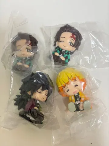 귀멸의 칼날 어깨 쿵 토미오카 기유 카마도 탄지로 아가츠마 젠이츠