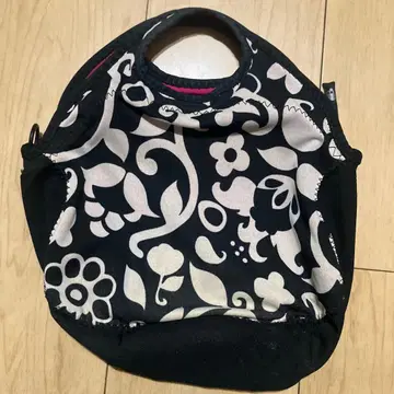 BUILT 블랙 앤 화이트 꽃무늬 핸드백
