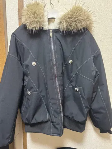 퍼 부착 블랙 점퍼