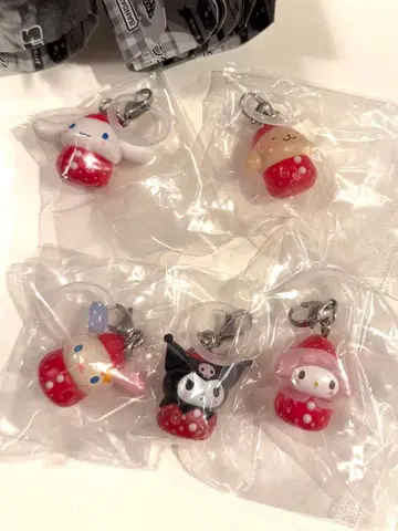 산리오 캐릭터즈 딸기 메지루시 액세서리 1