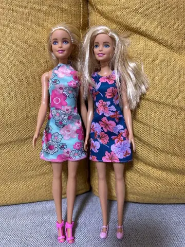 바비 인형 2체 세트 꽃무늬 드레스