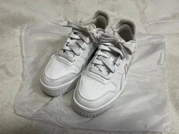 Puma 화이트 스니커즈 로고