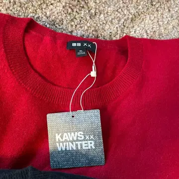 KAWS WINTER XL 레드 니트 스웨터