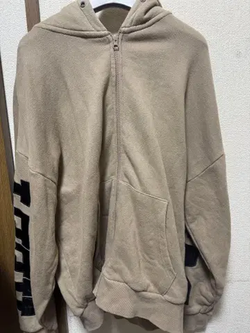 베이지 풀 지퍼 후드티 로고 포함