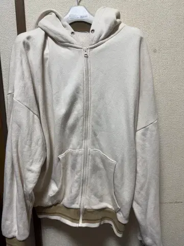 BROADCAST 후드 부착 후드티 크림색