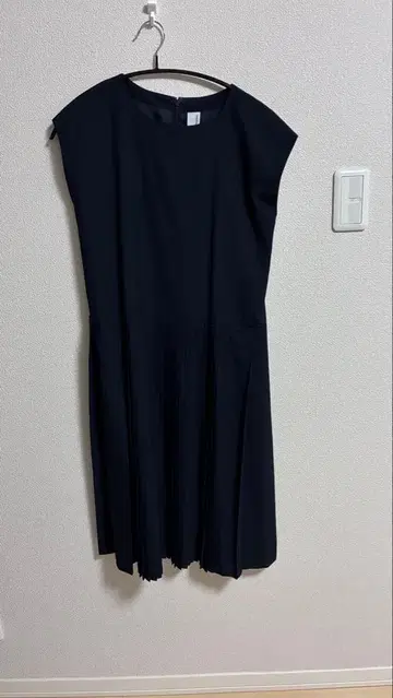 네이비 슬리브리스 플리츠 드레스